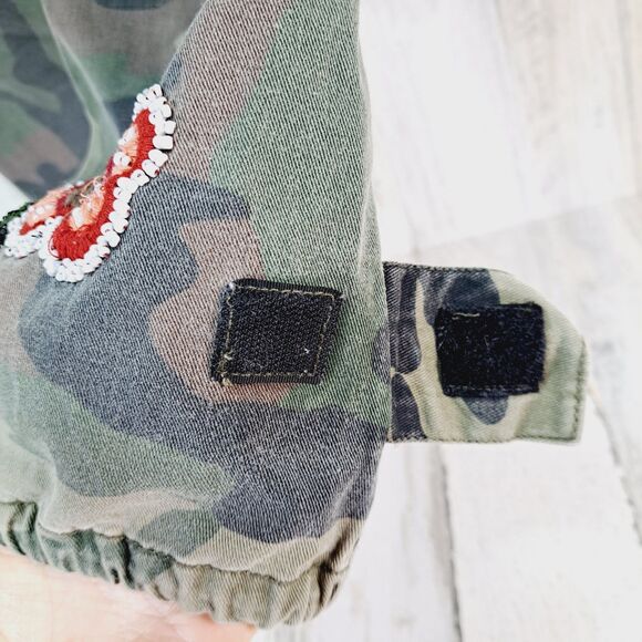 VTG Y2K Guess Camo Cargo Capri Pants Womens Sz 29 Embroidered Flowers Military - Picture 13 of 16